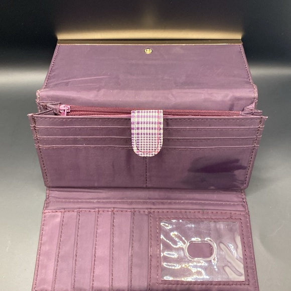 Super cute ladies wallet. All zippers and closures work as they should. - Picture 5 of 12